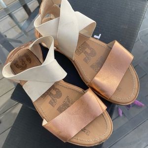 Sorel Ella Sandal size 7 rose gold/white